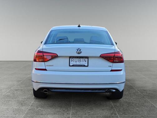 2018 Volkswagen Passat 2.0T R-Line