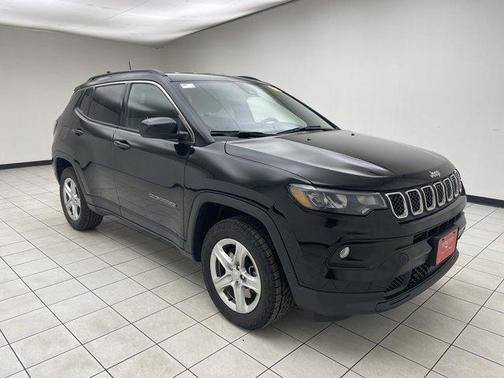 Diamond Black Crystal Pearlcoat 2023 Jeep Compass Latitude