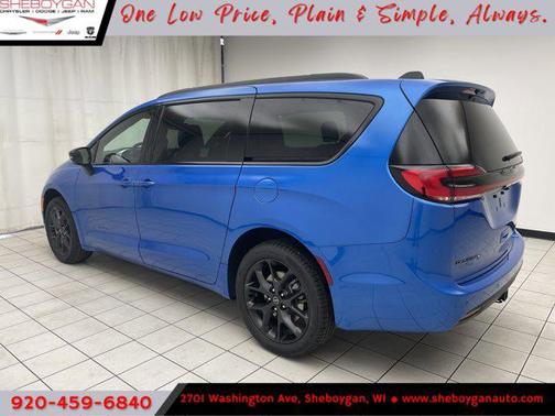 Hydro Blue Pearlcoat 2026 Chrysler Pacifica Limited