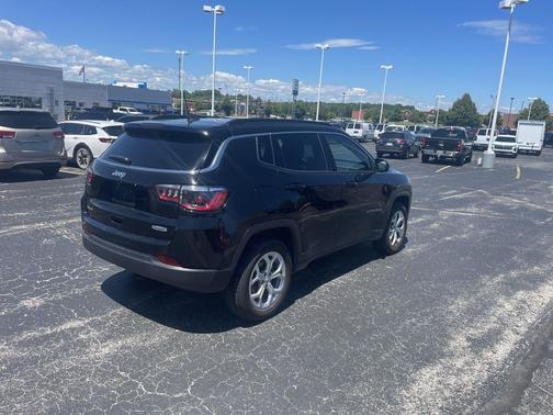 Diamond Black Crystal Pearlcoat 2024 Jeep Compass Latitude