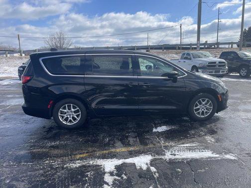 2024 Chrysler Voyager LX