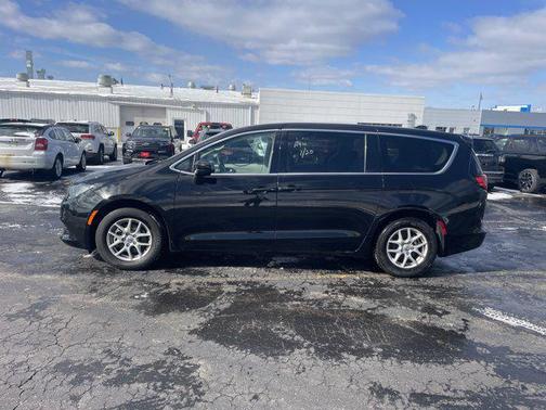 2024 Chrysler Voyager LX