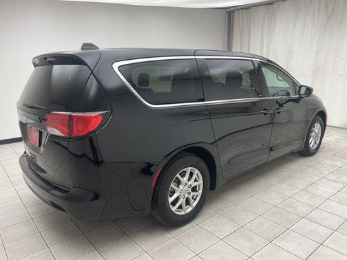 2024 Chrysler Voyager LX