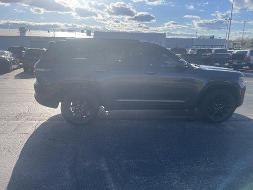 Baltic Gray Metallic Clearcoat 2024 Jeep Grand Cherokee Altitude