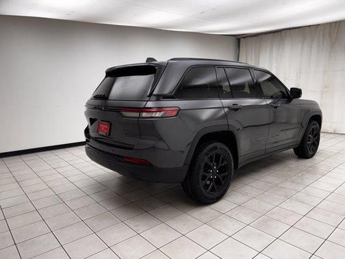 Baltic Gray Metallic Clearcoat 2024 Jeep Grand Cherokee Altitude