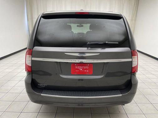 2016 Chrysler Town & Country Touring-L