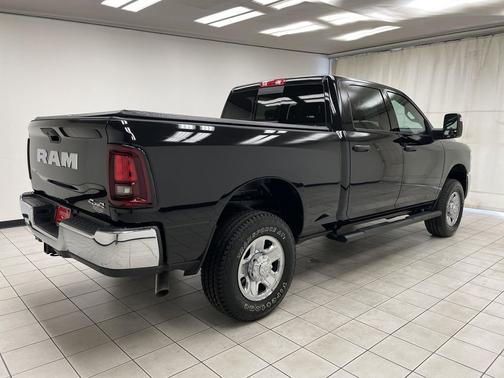 Diamond Black Crystal Pearlcoat 2025 RAM 2500 Tradesman Crew Cab 4x4 6'4' Box