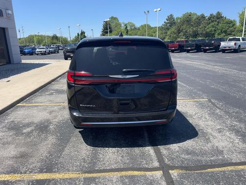 Diamond Black Crystal Pearlcoat 2025 Chrysler Pacifica L