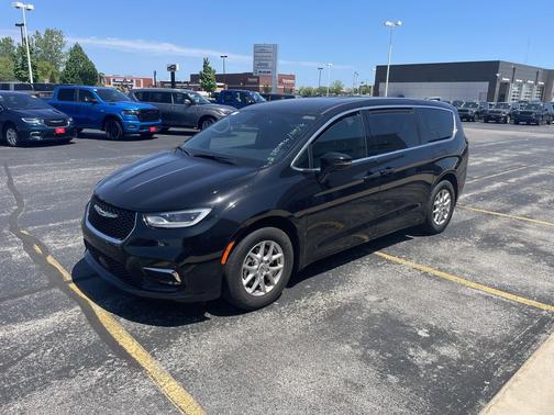 Diamond Black Crystal Pearlcoat 2025 Chrysler Pacifica L