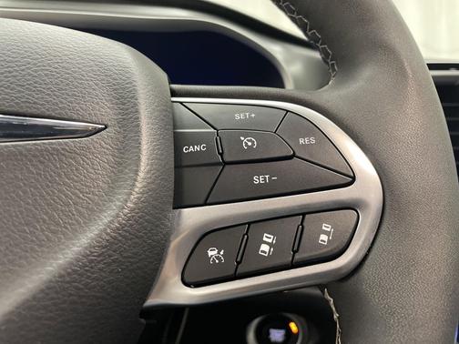 Diamond Black Crystal Pearlcoat 2025 Chrysler Pacifica L