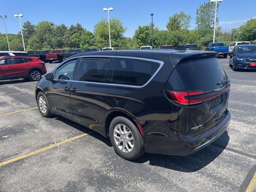 Diamond Black Crystal Pearlcoat 2025 Chrysler Pacifica L