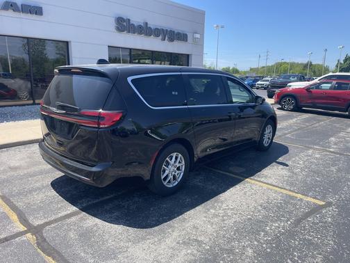 Diamond Black Crystal Pearlcoat 2025 Chrysler Pacifica L