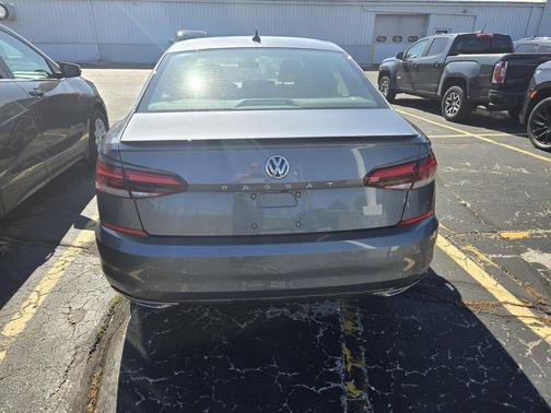 Platinum Gray Metallic 2021 Volkswagen Passat 2.0T R-Line