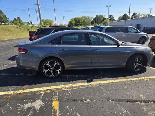 Platinum Gray Metallic 2021 Volkswagen Passat 2.0T R-Line