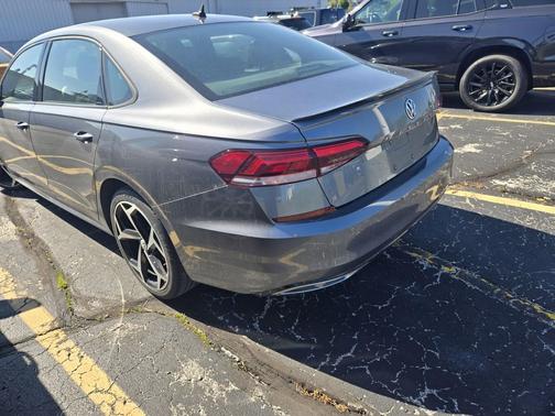 Platinum Gray Metallic 2021 Volkswagen Passat 2.0T R-Line