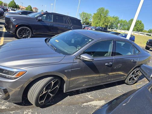 Platinum Gray Metallic 2021 Volkswagen Passat 2.0T R-Line