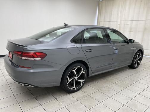 Platinum Gray Metallic 2021 Volkswagen Passat 2.0T R-Line