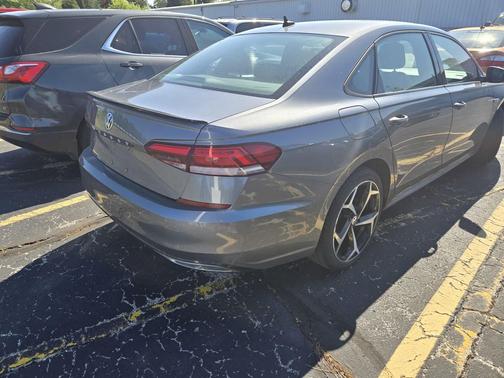 Platinum Gray Metallic 2021 Volkswagen Passat 2.0T R-Line