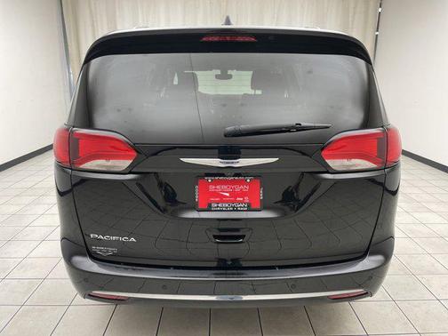Brilliant Black Crystal Pearlcoat 2020 Chrysler Pacifica Touring L