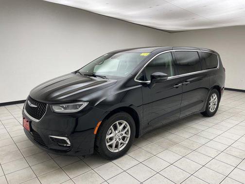 Diamond Black Crystal Pearlcoat 2024 Chrysler Pacifica Touring L