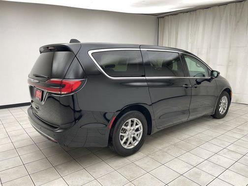 Diamond Black Crystal Pearlcoat 2024 Chrysler Pacifica Touring L