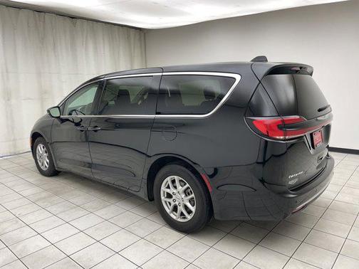 Diamond Black Crystal Pearlcoat 2024 Chrysler Pacifica Touring L