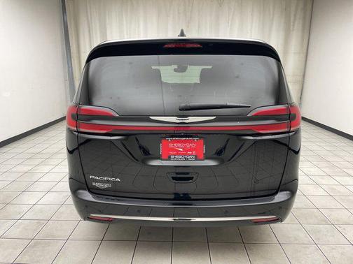 Diamond Black Crystal Pearlcoat 2024 Chrysler Pacifica Touring L