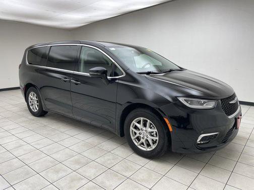 Diamond Black Crystal Pearlcoat 2024 Chrysler Pacifica Touring L