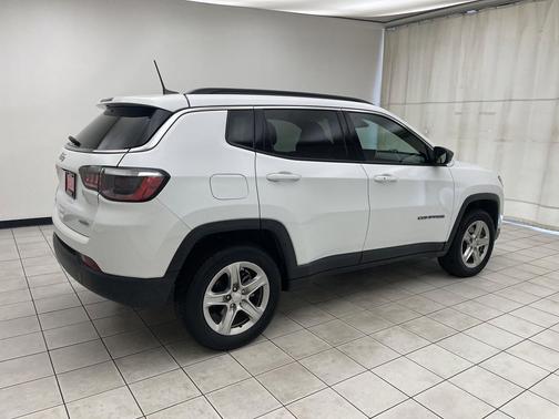 Bright White Clearcoat 2024 Jeep Compass Latitude