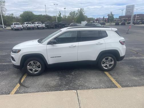 Bright White Clearcoat 2024 Jeep Compass Latitude