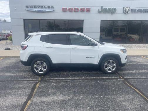Bright White Clearcoat 2024 Jeep Compass Latitude