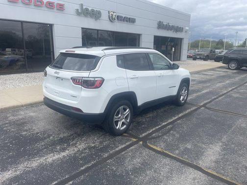 Bright White Clearcoat 2024 Jeep Compass Latitude