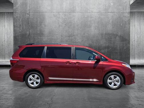 2019 Toyota Sienna LE