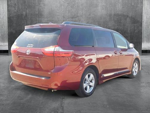 2019 Toyota Sienna LE