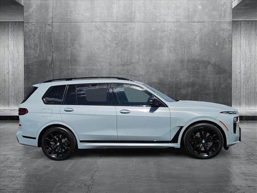 2023 BMW X7 M60i