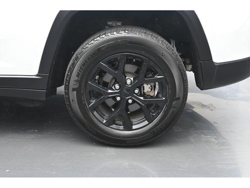 Bright White Clearcoat 2024 Jeep Grand Cherokee Altitude