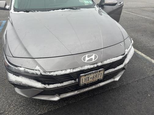 2024 Hyundai ELANTRA SE