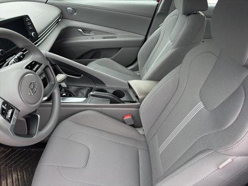 2022 Hyundai ELANTRA SE