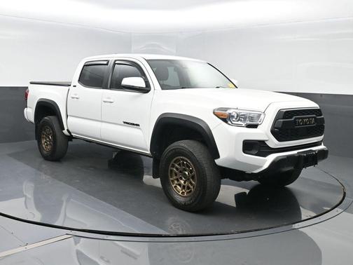 White 2022 Toyota Tacoma SR5