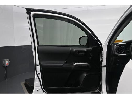 White 2022 Toyota Tacoma SR5