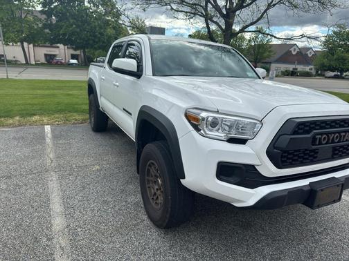 White 2022 Toyota Tacoma SR5