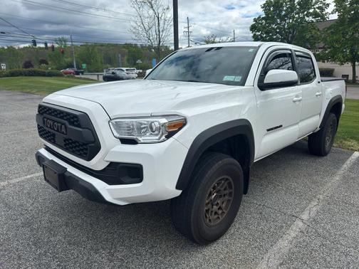 White 2022 Toyota Tacoma SR5