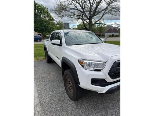 White 2022 Toyota Tacoma SR5