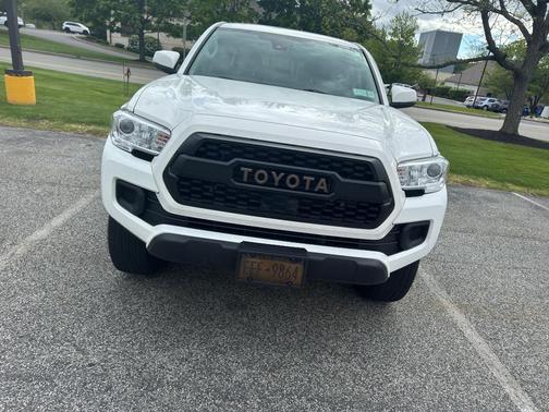 White 2022 Toyota Tacoma SR5