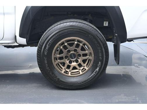 White 2022 Toyota Tacoma SR5