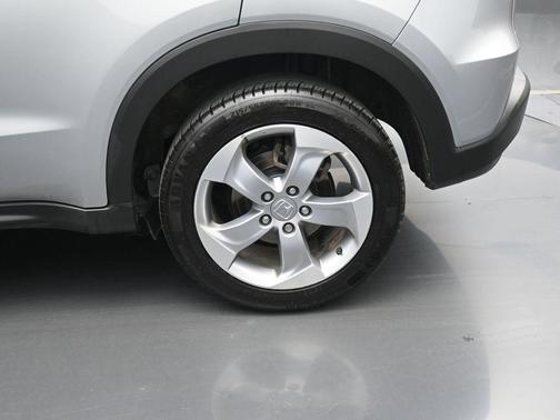 Platinum White Pearl 2021 Honda HR-V LX