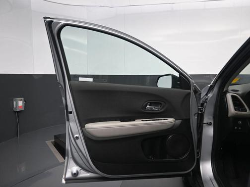 Platinum White Pearl 2021 Honda HR-V LX