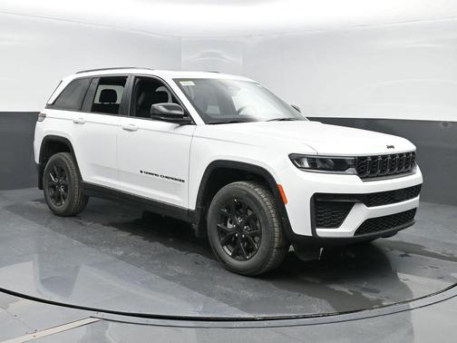 Bright White Clearcoat 2026 Jeep Grand Cherokee Altitude
