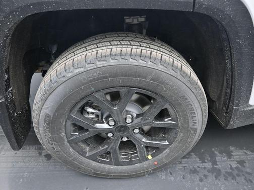 Bright White Clearcoat 2026 Jeep Grand Cherokee Altitude
