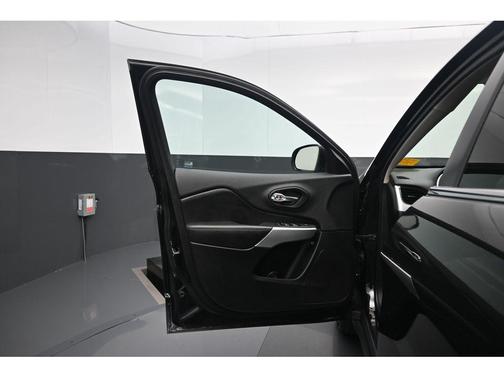 Diamond Black Crystal Pearlcoat 2018 Jeep Cherokee Latitude Plus